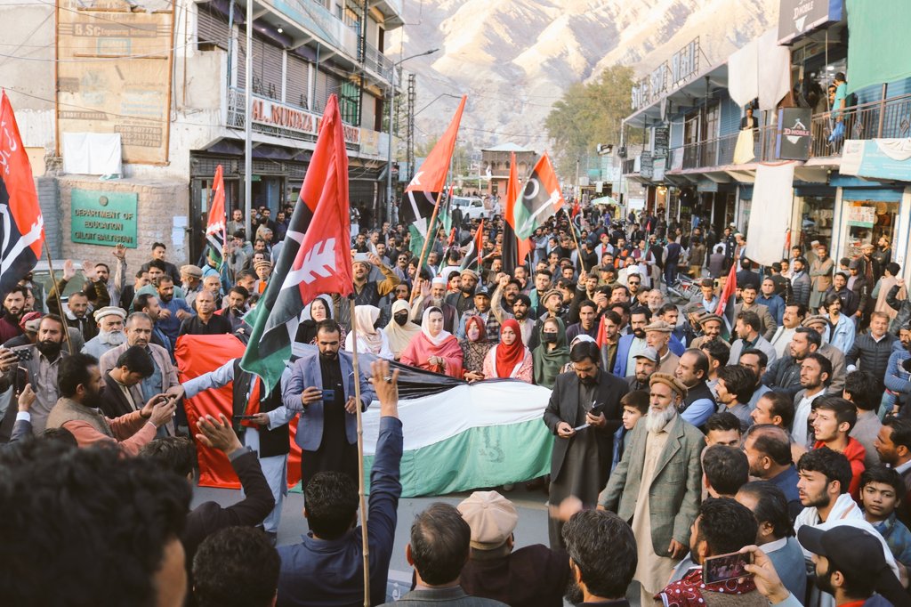 RaziullahPPP's tweet photo. گلگت پیپلزپارٹی کے جانب سے 18اکتوبر سانحہ کارساز کے شہیدوں اور غازیوں کو خراج عقیدت اور فلسطین کے مظلوم مسلمانوں سے اظہار یکجہتی کیلئے منعقد ریلی میں شریک ✊✌ 
#PPPDigital #GB 
#SalamShuhadaeKarsaz #18octuber #لبیک_یا_اقصی #طوفان_الاقصى_ https://t.co/ouN1Bbw8G0