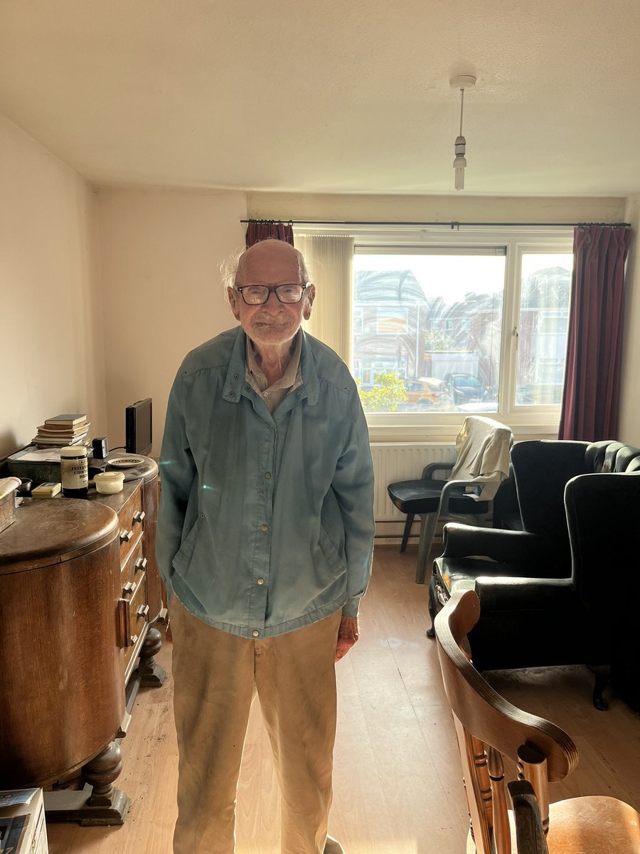 bunnylodge's tweet photo. For all the “alan fans” out there .
Obviously this photo was taken the other week . Alan has since gone into winter mode .
Today was his twice yearly sugar purchase.
@OnlineBalded #alanfans #alansarmy https://t.co/TDItKddOQv