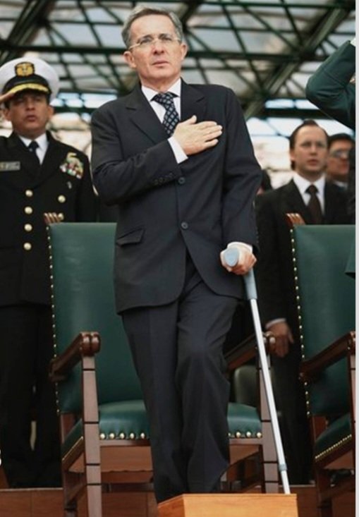 Alejoportilla's tweet photo. Cuando se cayó Uribe,  nunca abandonó y se ausentó de su cargo como presidente de Colombia🇨🇴 @AlvaroUribeVel
Llueve, truene, relampagueé pero ahí siempre al frente. https://t.co/mjSTvJEcr5