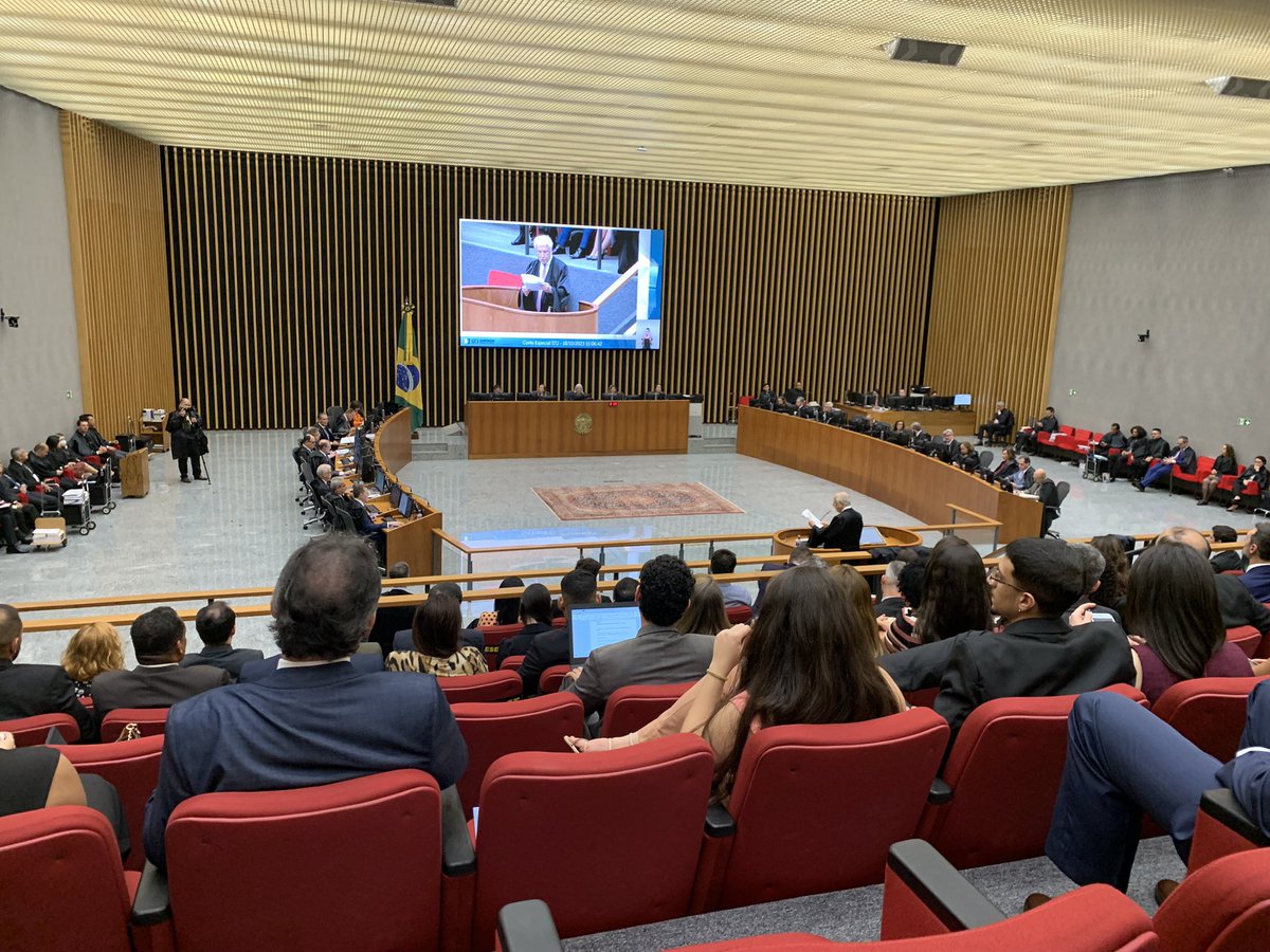 raphaellirafael's tweet photo. Dr. Nabor Bulhões fechando, com chave de ouro, as homenagens à Ministra Laurita. Ele é fantástico, sou fã mesmo. Um dos maiores advogados do País. https://t.co/8EGgmuCrx8