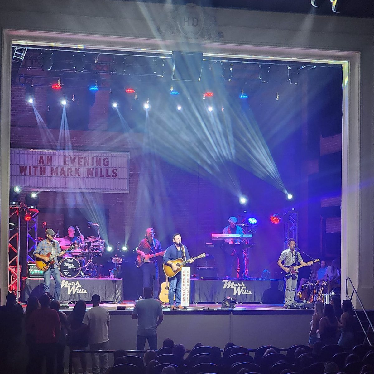 danleysoundlabs's tweet image. Mark Wills lit up The Dunkin Theatre in Cushing, OK with some SH96HO and TH118XL magic! 🎤

📷: Hart Designs Etc. 

#danleysoundlabs #sh96ho #th118xl #experiencedanley