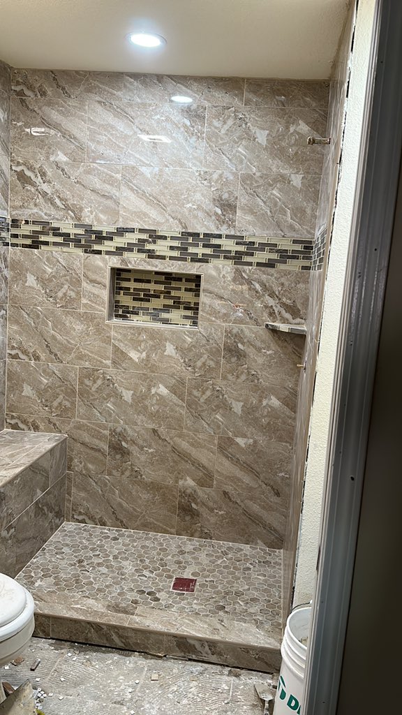 EnriqueTanguma's tweet image. @Delta49erx still not 100 percent finished, grout is on still need the glass door soon it’ll be installed I’ll take more pics after that #tile #construccion #remodle #etplastering