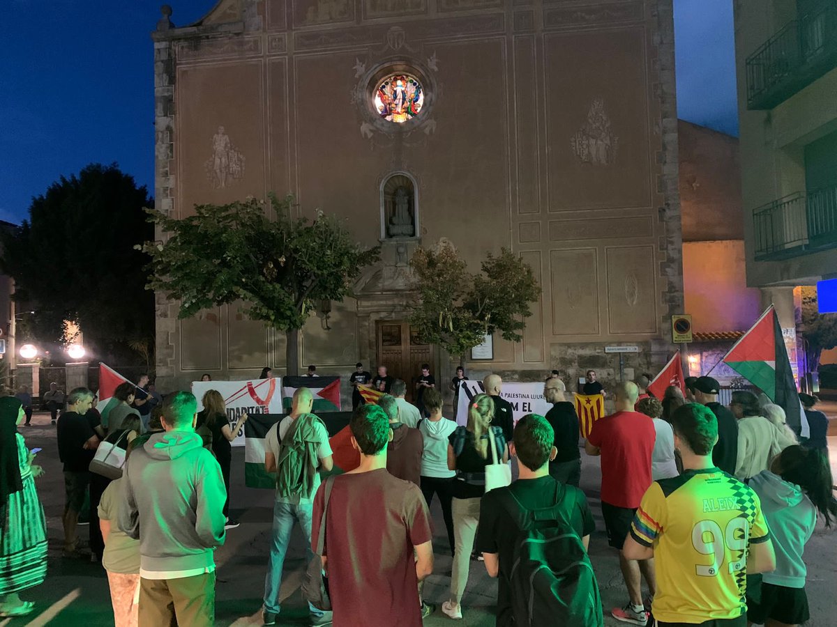 VdCCUP's tweet photo. Avui, hem sortit al carrer per denunciar el genocidi que pateix el poble palestí.
El nostre deure internacionalista és recolzar la causa palestina i la seva resistència.
Del riu al mar, Palestina Lliure!🇵🇸
#PalestineGenocide #FreePalestine #BoicotIsrael https://t.co/5LdcPMW1yK