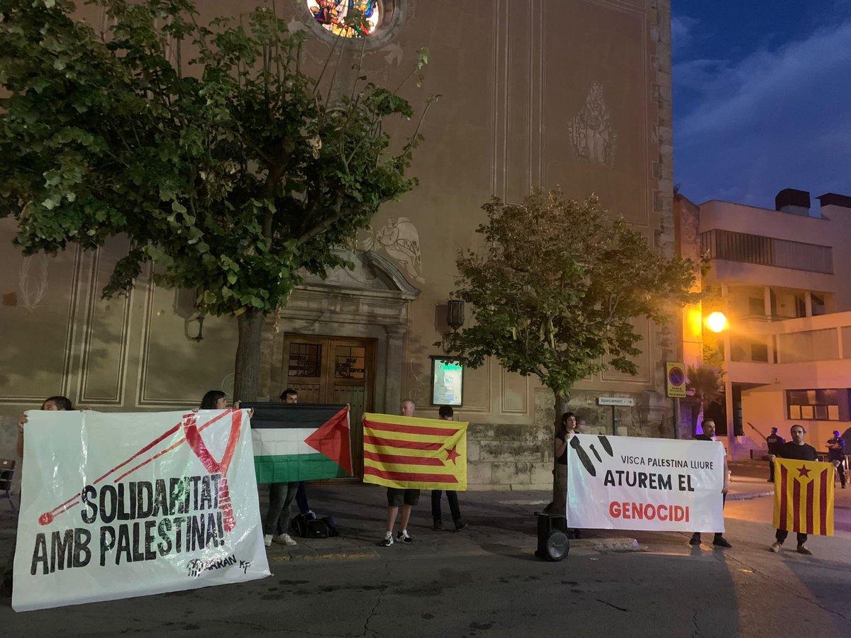 VdCCUP's tweet photo. Avui, hem sortit al carrer per denunciar el genocidi que pateix el poble palestí.
El nostre deure internacionalista és recolzar la causa palestina i la seva resistència.
Del riu al mar, Palestina Lliure!🇵🇸
#PalestineGenocide #FreePalestine #BoicotIsrael https://t.co/5LdcPMW1yK