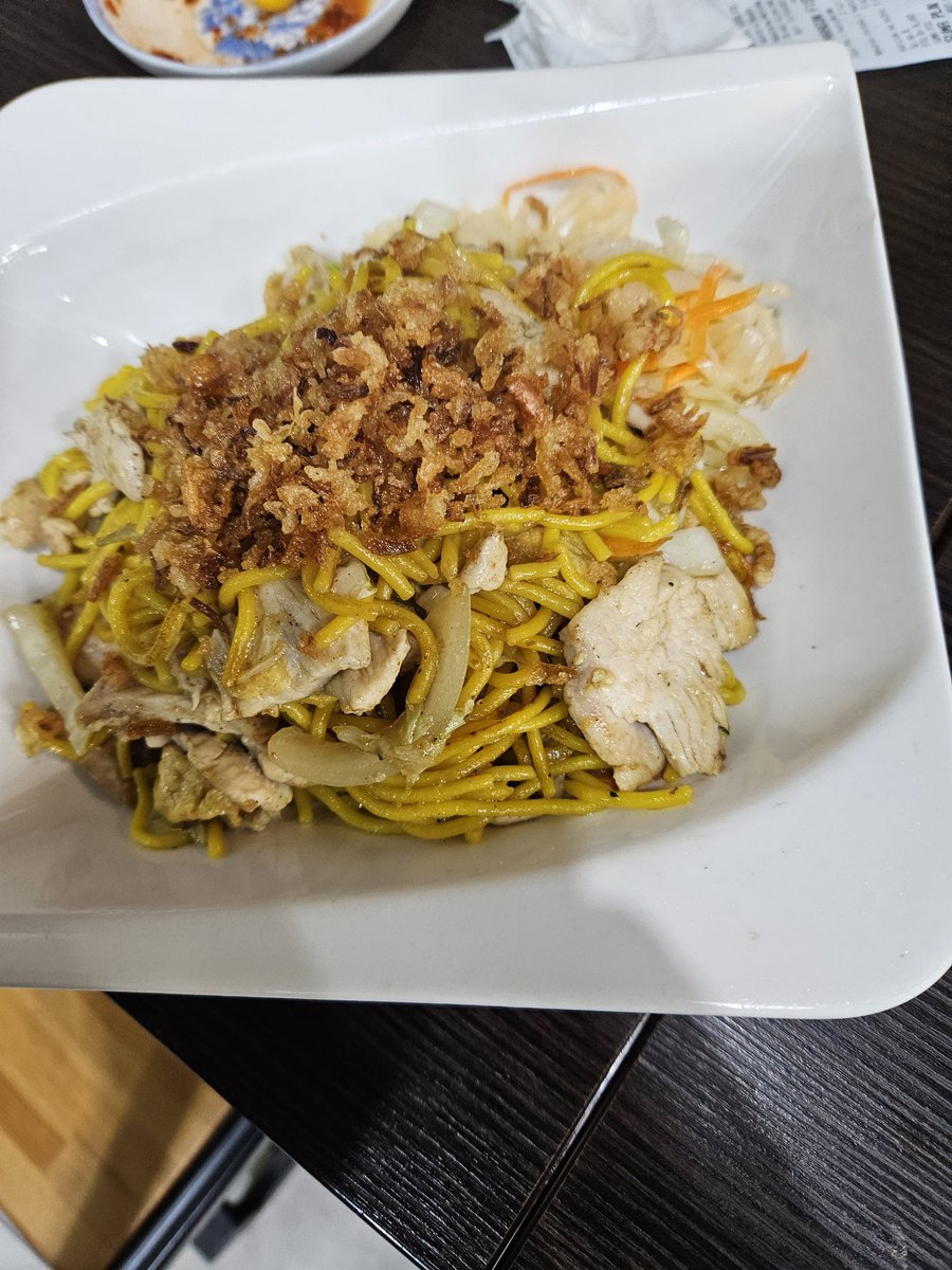 Soep pho met kip, kip pikant met groente uit de wok en gewokte macaroni met kip en gebakken uitjes.