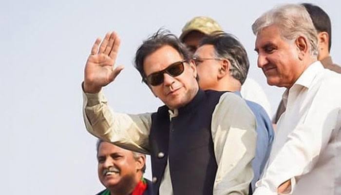 Chohan_Amjad265's tweet photo. نہ وہ ڈیل کرے گا نہ ہی "ڈھیل" دے گا
"وہ خان ہے" 
نہ اپنا سر جھکائے گا نہ ہی قوم کا جھکنے دے گا۔۔۔!!!
ریٹویٹ https://t.co/YQLLYOxTCK
