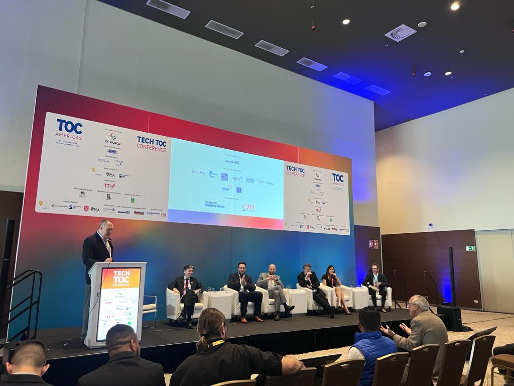 InfoTransportes's tweet image. Presentan los retos en puertos y terminales para reducir las emisiones de carbono, desde electrificar sus equipos hasta implementar nuevas soluciones ecológicas, en el panel: &quot;Descarbonización de las operaciones portuarias y de terminales&quot;. #TechToc de #TOCAméricas @TOCWorldwide