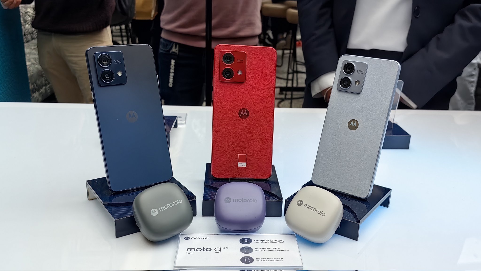 Motorola llena de color la gama media con el moto g84 5G y el moto g54 5G