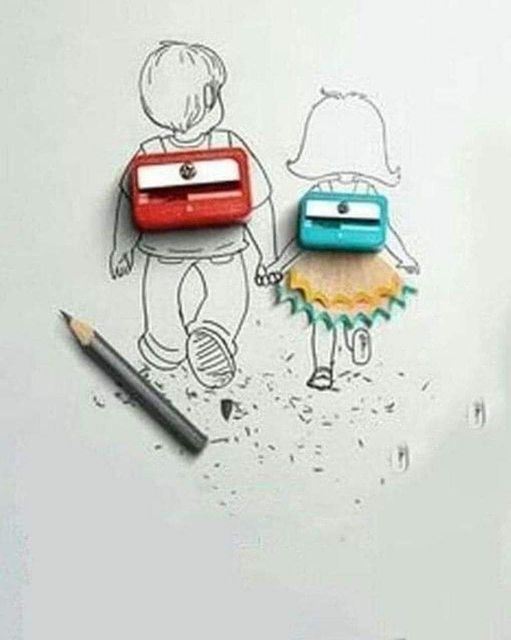 "Mamma devo raccontarti una cosa che ti farà morire dal piangere".
- Dimmi 
Oggi a scuola mi hanno messo al banco con un bambino down, cioè non è proprio down, è che sta su una carrozzina, guarda sempre in su, muove la testa e gli esce saliva dalla bocca.
- E cos'è che ti ha