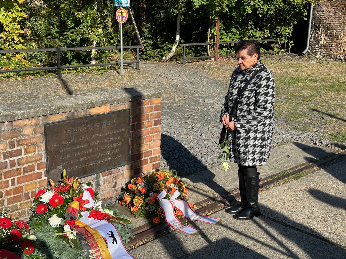 Am Bhf. Grunewald erinnert das Mahnmal #Gleis17 an die Berliner Jüdinnen u Juden, die von hier im #Nationalsozialismus in Konzentrationslager u nach Theresienstadt deportiert wurden. <a href="/ineslinks/">Ines Schmidt</a> war für uns beim heutigen Gedenken. #Shoah