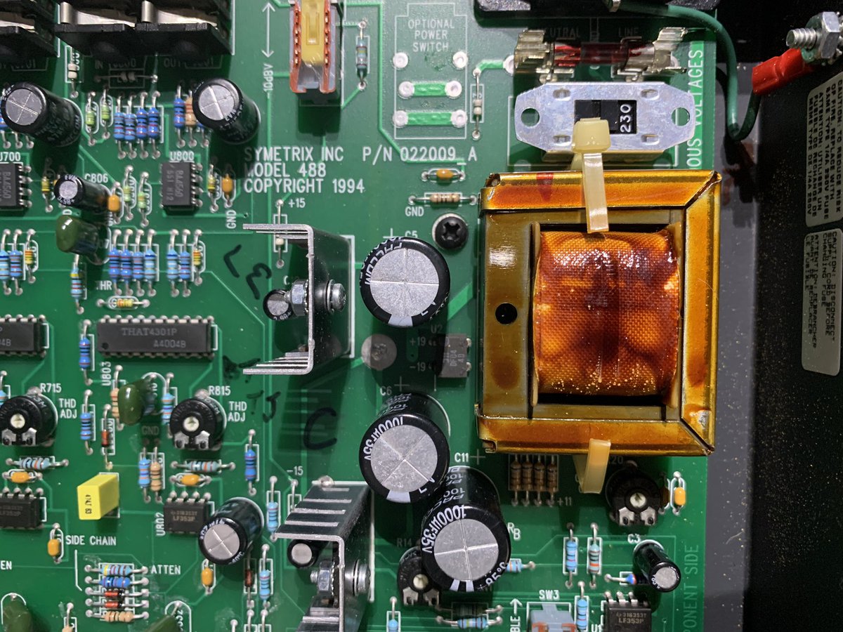 magnetohh's tweet image. El fabricante en el 94 pensó que era buena idea poner una brida para sujetar el transformador y no se dio cuenta de que se calentaba y con el tiempo se partiría la brida dejando suelto el transformador, con la posibilidad que se descolgara. #audio #compresor #estudio #electronica