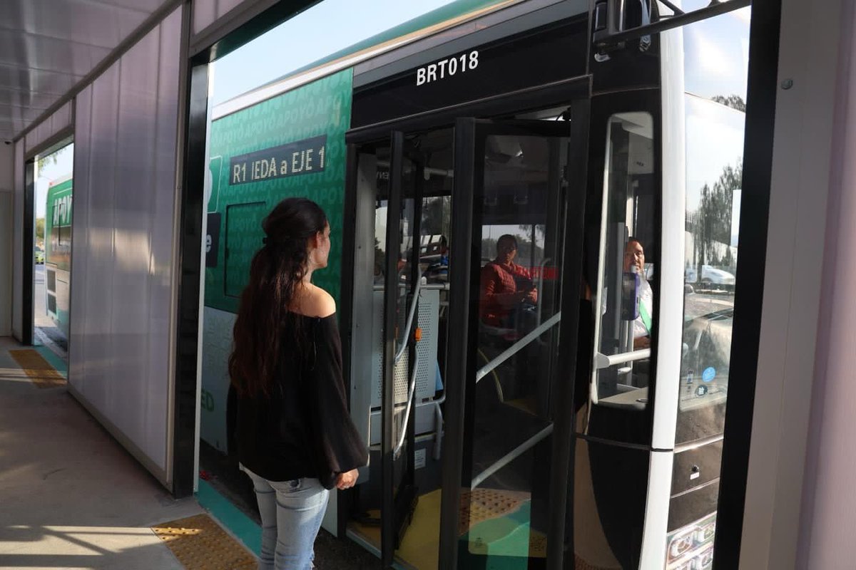 AntenaSanLuis's tweet photo. #Gobierno | #Metrored brindó apoyo a cerca de 50 mil potosinos en primera semana

Las y los usuarios viajaron gratuitamente en el nuevo sistema de transporte MetroRed -> https://t.co/gi8x1oemrD https://t.co/0FWABfQvkr
