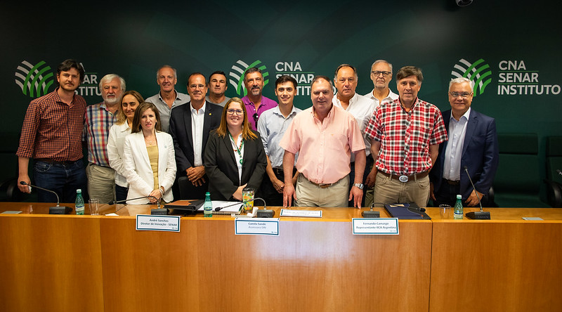 ArgentinaIica's tweet photo. El Representante del IICA en Argentina, @fernandocamargo, acompañó a productores agropecuarios argentinos en su visita al @SistemaCNA, en Brasilia, donde conocimos en detalle  el trabajo del Servicio Nacional de Aprendizaje Rural (SENAR). https://t.co/OyLjOi74TB