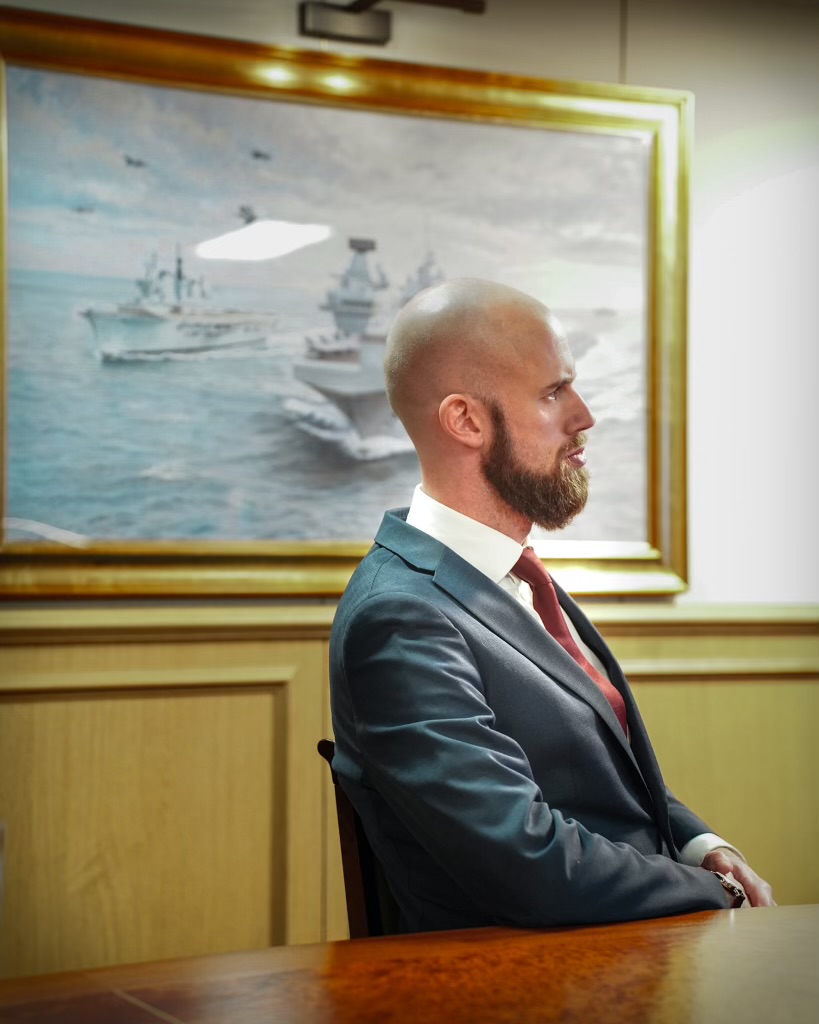 We will stay the course.

Tisdag den 18 oktober 2022. En röd mapp möter mig på morgonen och rubriken på försättsbladet lyder ”Dag 0”. En kort instruktion till min nya tillvaro och en förteckning över hur jag förväntas ta mig igenom denna dag noll. En ny regering ska tillträda.