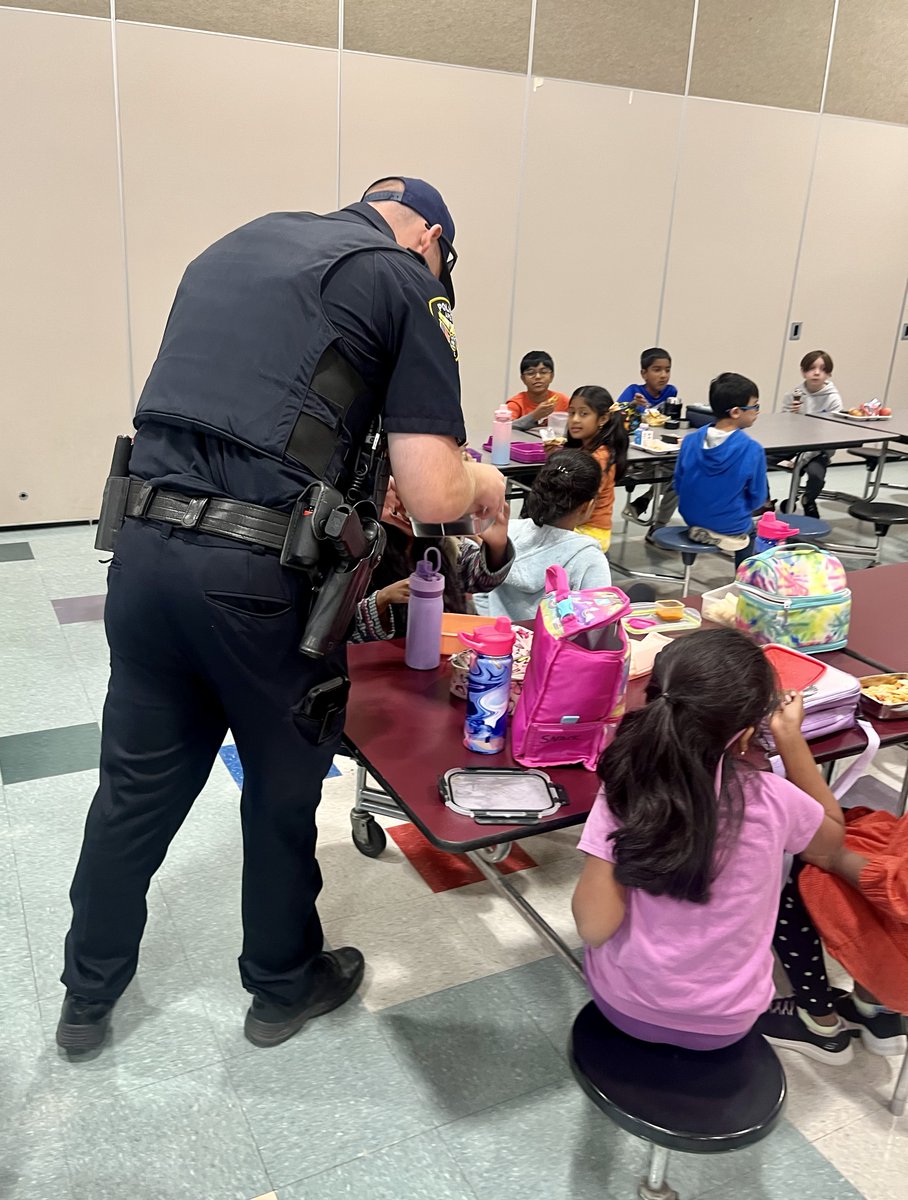 OliveChapelElem's tweet photo. When you're down an IA or two (or three, or four), we hope you're lucky enough to have an Apex police officer to help you in the cafeteria! Thank you, Officer Joe! @ErinKelleyMay @ApexPolice #OCEStrongerTogether https://t.co/6Zw6Zw7K9m