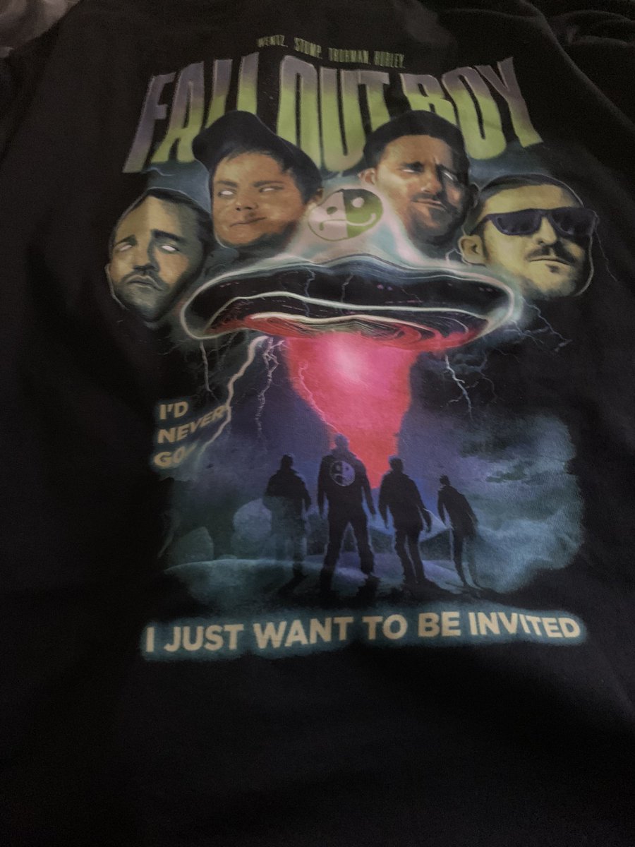 ColtenSlayton's tweet photo. I just got my new Limited Edition fall out boy shirt in the mail😁😁😁🛸🛸🛸!!!!!!!!! I love this so much, it’s extremely awesome and im happy i could get it when i did!!!!!!! #falloutboy #FOB #smfsd #lftos https://t.co/Yt6LGu7hXO