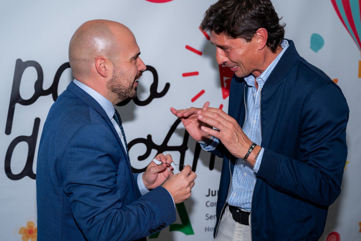 recreoficial's tweet photo. 💚 El #Decano se ha sumado al proyecto 'El patio del Amor' con la presencia de su presidente, Jesús Vázquez, en la puesta de largo de esta iniciativa, celebrada en el Gran Teatro. Un proyecto que surge en el seno de la Hermandad de las @3CaidasHuelva como una gran obra social. 

💙 'El patio del Amor' es un lugar que se ubicará en el Hospital @hujuanramon con la intención de hacer más amena las estancias de los pequeños ingresados.

 🪁 Con el propósito de reducir la ansiedad y el estrés que genera en los más pequeños estancias hospitalarias de media y larga duración o aislamiento médico, esta zona contará con zonas de juegos, espacios escénicos, sala de cine o cuentacuentos, entre otras actividades lúdicas y de esparcimiento.