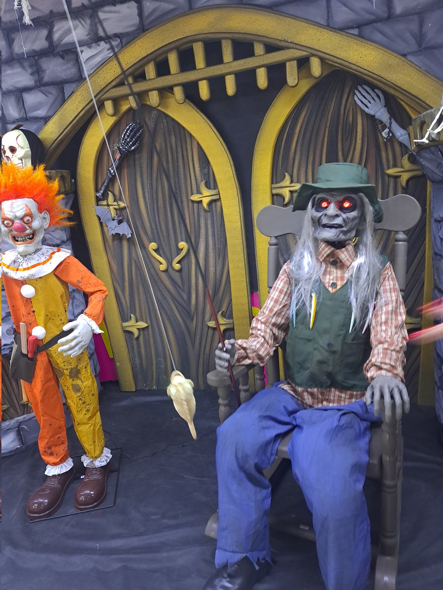 RenzoMarquez_'s tweet photo. Aquí con mis tíos!!! Se vienen cositas en hallowen https://t.co/9EfxDOZX8g