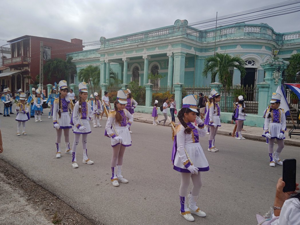 Alejandra_CMHS's tweet photo. Antes, los jóvenes delegados fueron guiados a la sede de los debates, por la banda rítmica de la escuela primaria José Martí. #CreaTuFe https://t.co/XtlGKr41x2