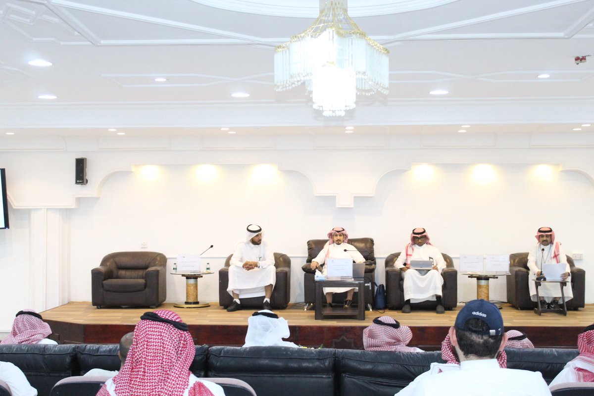 gcci_info's tweet photo. بحضور نائب رئيس #غرفة_القريات سعادة م .عبدالعزيز بن حمد المحارب واعضاء مجلس الادارة أ.عبدالله بن حمدان الشراري وأ. عوض بن عيد العنزي وبالتعاون مع #اتحاد_الغرف_السعودية ممثل بـ أ. فيصل آل ناصر نظمت ورشة عمل بعنوان "قافلة التمويل" بمشاركة #بنك_التنمية_الاجتماعية يمثلة 
أ .عبدالرحمن صالح العنزي 
و #كفالة يمثلها أ. عبدالعزيز بن خويتم
و#صندوق_التنية_الزراعية يمثلها 
أ.خليف هلال العنزي وأ.منور ضبعان الشراري