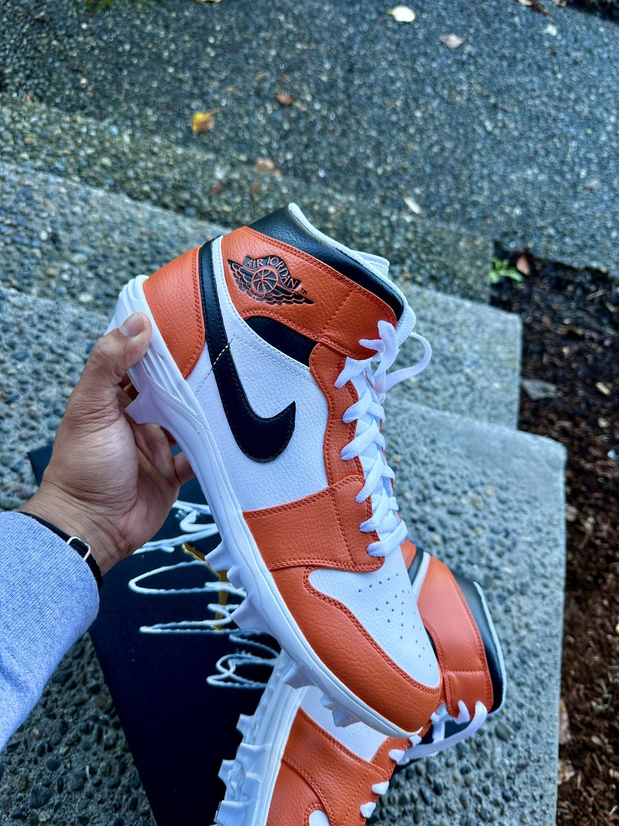 ETiceson's tweet photo. Reverse Shattered Backboard custom cleats by me🤙🏽 https://t.co/rfy3MeG3Yh