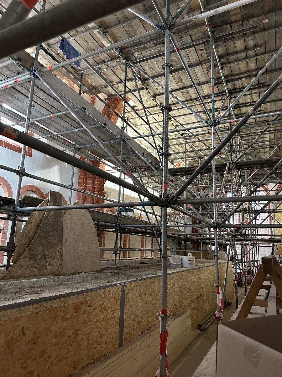NiekVerdonk's tweet photo. Niet alleen woningen maar ook veel kerken zijn in #Groningen door de aardbevingen ernstig beschadigd. In de Mariakerk in #’tZand uit de 15e eeuw wordt met monnikengeduld door restauratoren van #Ouou met grote precisie de schade en de schilderingen hersteld. Zie ook VK 11-10-2023 https://t.co/Uv0T6vIRI9