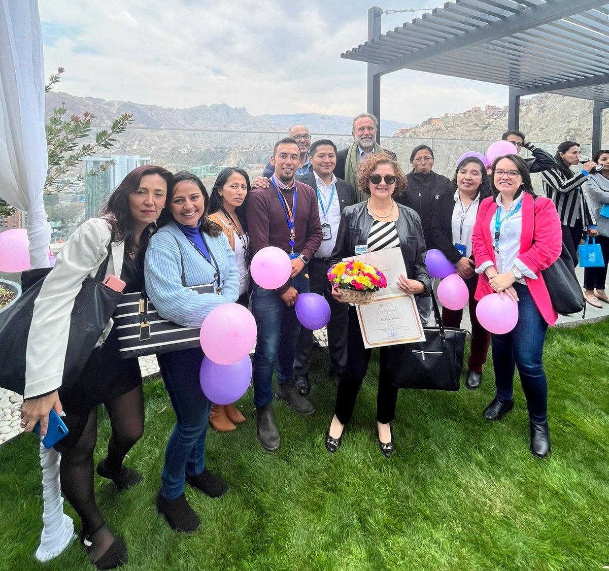 WFP_Bolivia's tweet photo. En el marco de las actividades de conmemoración por los 78 años de @ONUBolivia, Claudia  Claure del #equipo de @WFP_Bolivia recibe un importante #reconocimiento por sus 16 años de #trayectoria. 
#WFPTEAM https://t.co/B9aBJbiA4l
