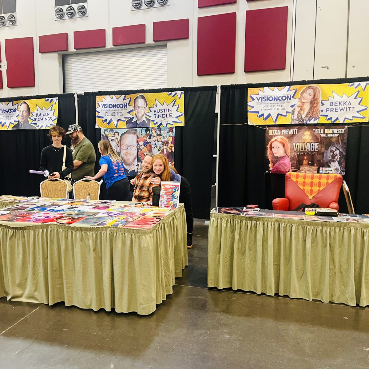 BekkaPrewitt's tweet photo. Lovely signing autographs alongside fab talent!😃 @visioncon @JulianRichings @IamNoahHathaway @austintindle @KevinKeppy @paula_rhodes @Zack_Binxs @VerticalTAgency 
🙏🏻
#BekkaPrewitt #VisionCon 
#VOActor #filmactor #tvactor #pcapactor #belaslittleones #beladimitrescu #ResidentEvil https://t.co/5W9FkIXWT6