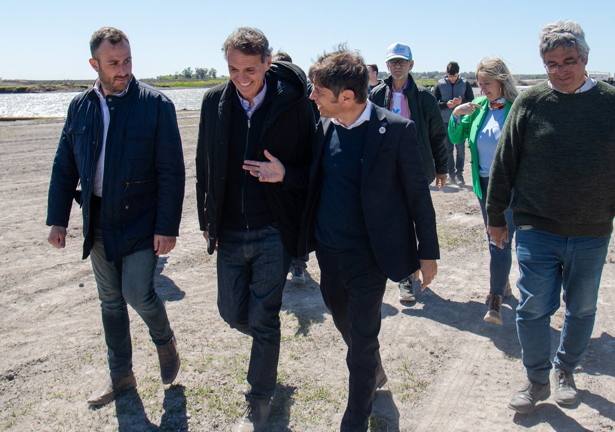 UNA OBRA HISTÓRICA PARA LA PRODUCCIÓN DE 25 DE MAYO

Recorrimos con <a href="/Kicillofok/">Axel Kicillof</a>, <a href="/gkatopodis/">Gabriel Katopodis</a>, <a href="/Guille_jelinski/">Guillermo Jelinski</a>, <a href="/JavoRodriguezL/">Javier Rodríguez</a>, <a href="/CrisAlvarezRod/">Cristina Alvarez Rodríguez</a> y  <a href="/Gasparini_RP/">Chinchu Gasparini</a> la obra del Río Salado que hacemos para reducir el impacto de inundaciones y sequías y optimizar la producción.

(+)