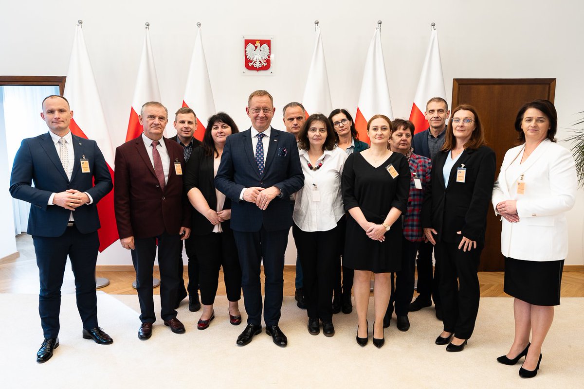 MRiRW_GOV_PL's tweet photo. Minister @RobertTelus spotkał się z przedstawicielami Łódzkiego Wojewódzkiego Inspektoratu Ochrony Roślin i Nasiennictwa, na czele z wojewódzkim inspektorem - Mariuszem Chałubkiem. Rozmowy dotyczyły celów i kierunków działań #WIORIN zaplanowanych na najbliższe miesiące. https://t.co/2wrjDmiMfN