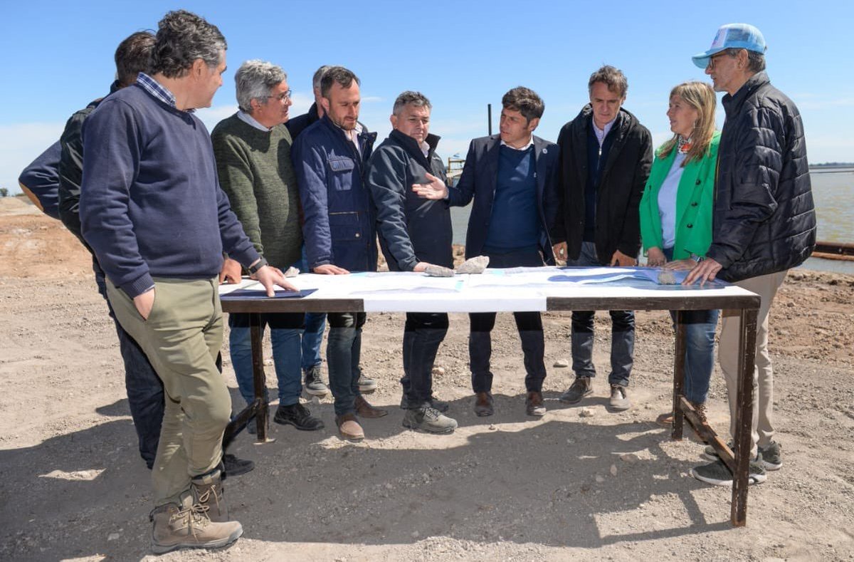 hernanralinqueo's tweet photo. UNA OBRA HISTÓRICA PARA LA PRODUCCIÓN DE 25 DE MAYO

Recorrimos con @Kicillofok, @gkatopodis, @Guille_jelinski, @JavoRodriguezL, @CrisAlvarezRod y  @Gasparini_RP la obra del Río Salado que hacemos para reducir el impacto de inundaciones y sequías y optimizar la producción.

(+) https://t.co/74bBOo0ia4