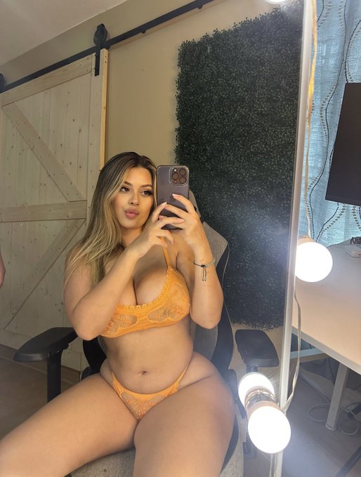 Pretty girl https://t.co/ifq7PQQ1vc