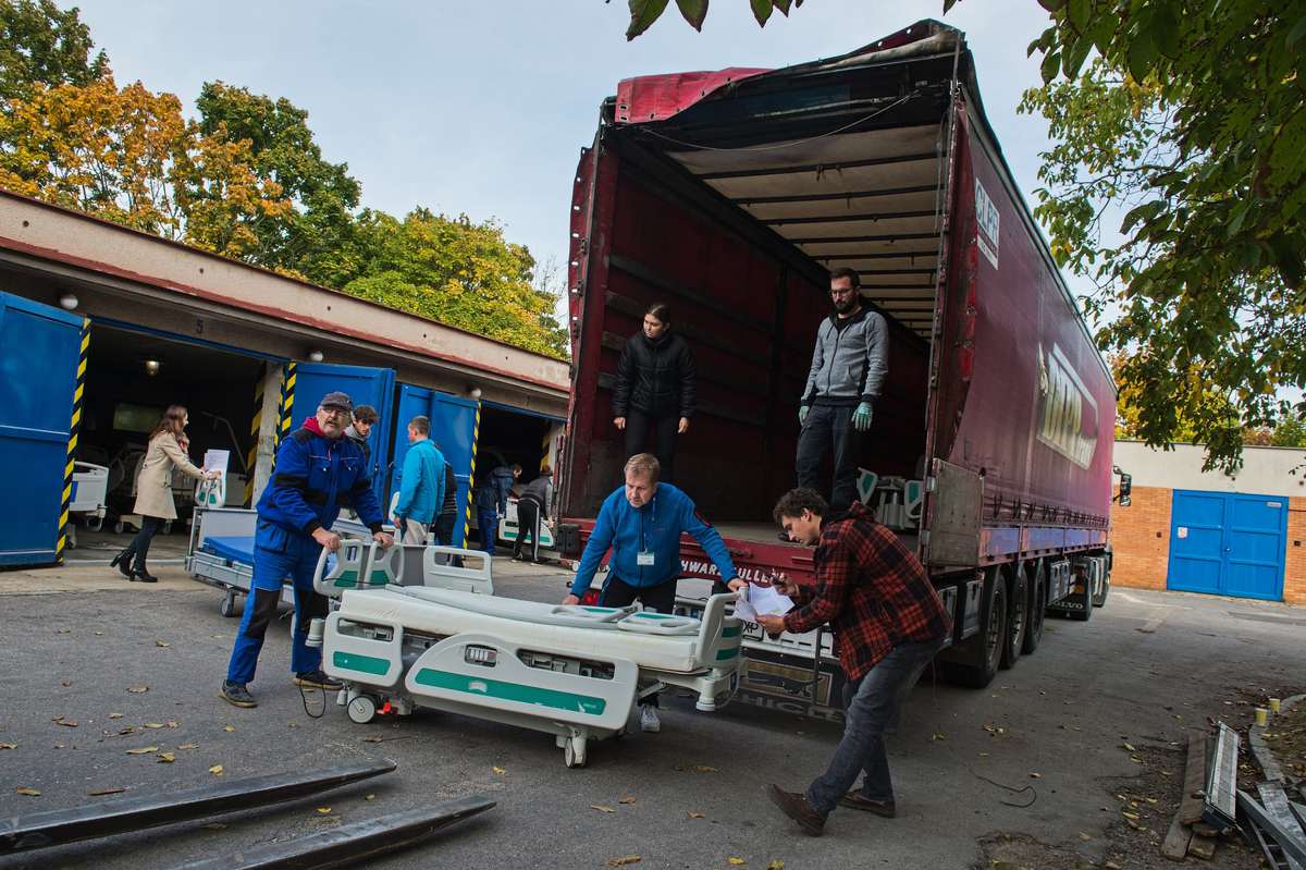 Pametnaroda's tweet image. Celkem 238 nemocničních lůžek posíláme společně s @Jihomoravsky_kr na Ukrajinu do míst, která jsou stále pravidelně ostřelovaná ruskými raketami. Včera vyrazily ze znojemské nemocnice první dva kamiony s lůžky, která dostanou nemocnice v Chersonské oblasti a Dnipru.