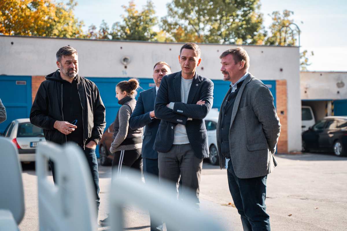 Pametnaroda's tweet image. Celkem 238 nemocničních lůžek posíláme společně s @Jihomoravsky_kr na Ukrajinu do míst, která jsou stále pravidelně ostřelovaná ruskými raketami. Včera vyrazily ze znojemské nemocnice první dva kamiony s lůžky, která dostanou nemocnice v Chersonské oblasti a Dnipru.