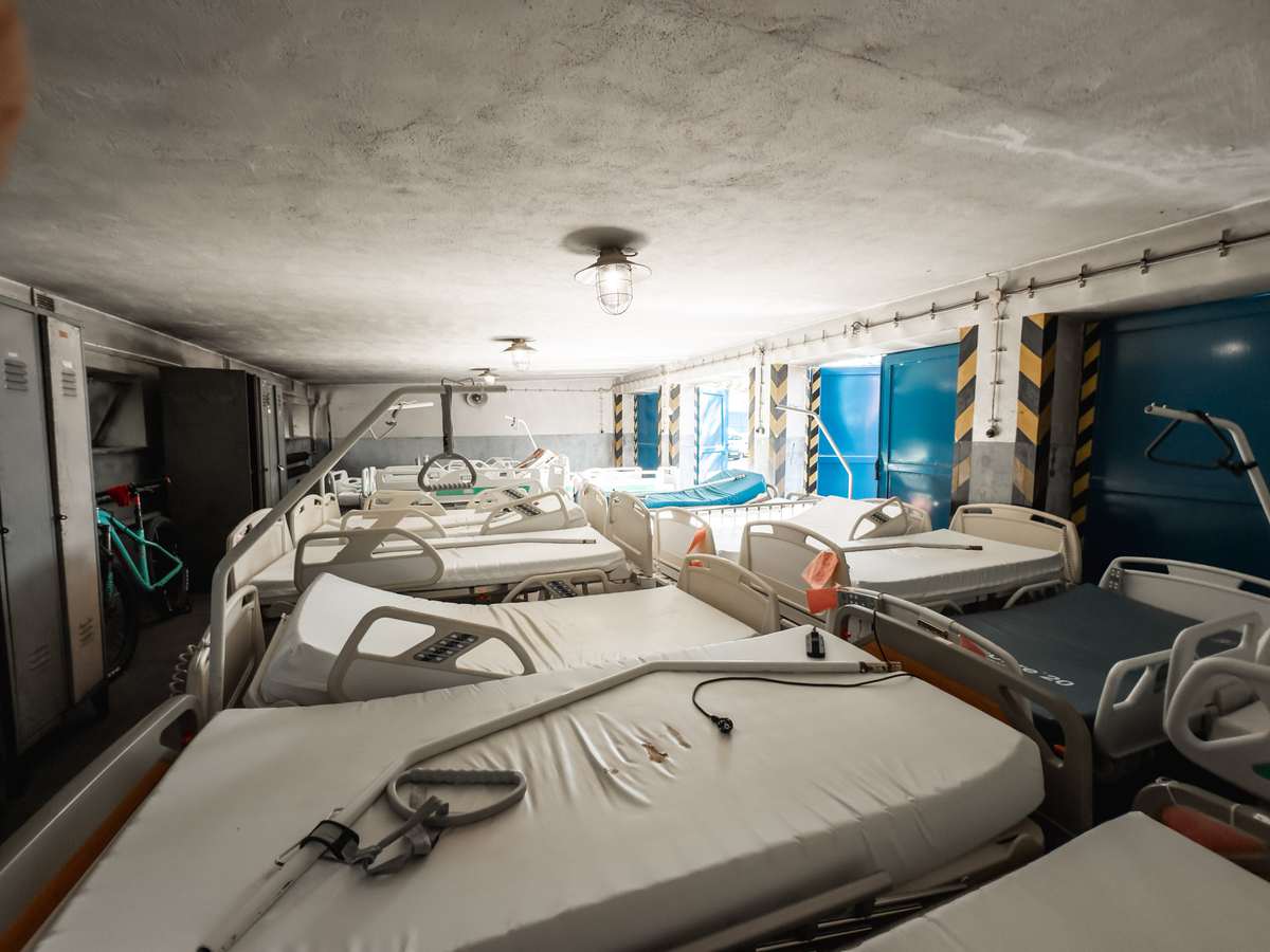 Pametnaroda's tweet image. Celkem 238 nemocničních lůžek posíláme společně s @Jihomoravsky_kr na Ukrajinu do míst, která jsou stále pravidelně ostřelovaná ruskými raketami. Včera vyrazily ze znojemské nemocnice první dva kamiony s lůžky, která dostanou nemocnice v Chersonské oblasti a Dnipru.