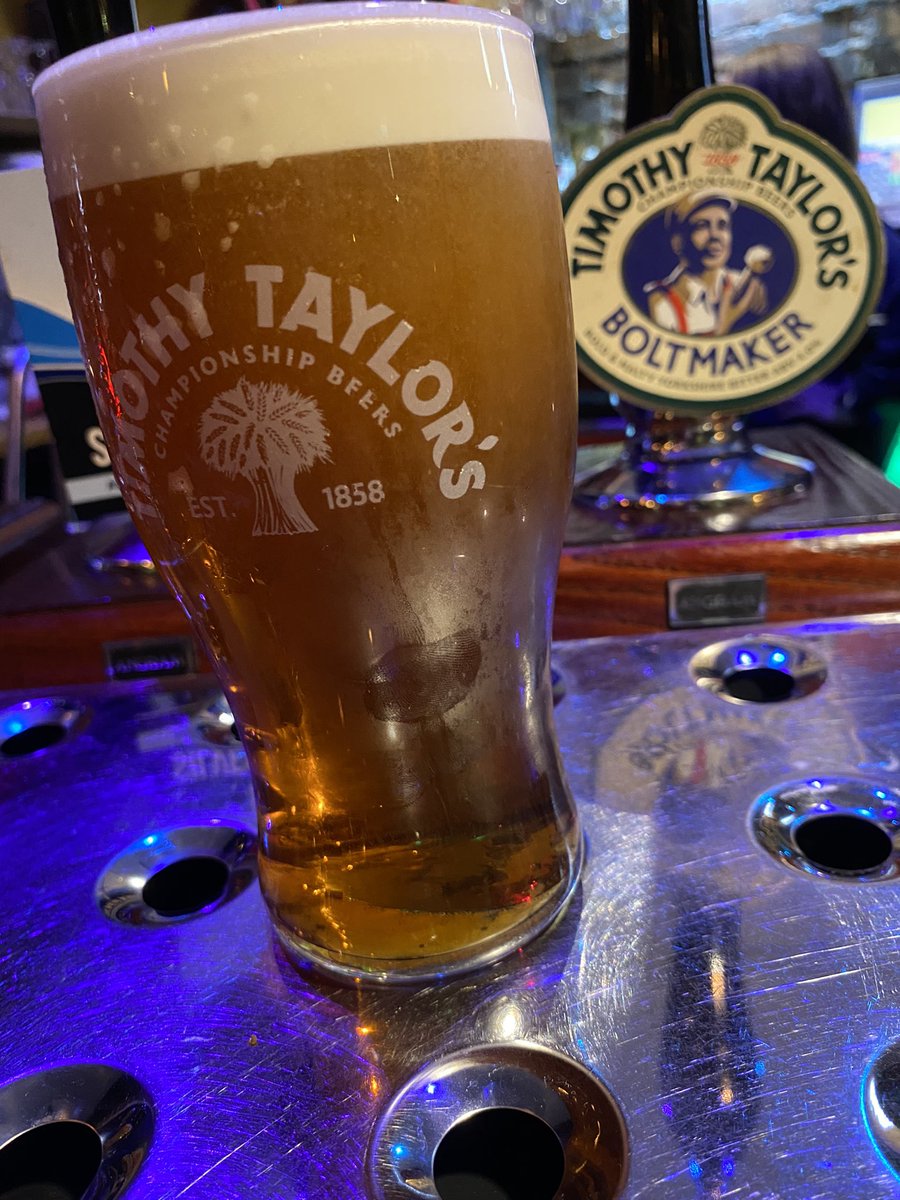 craftwo04350732's tweet photo. Countng house #silsden if anyone fancies a pint of this lovely stuff @TimothyTaylors #boltmaker https://t.co/MgL8NG6sfi