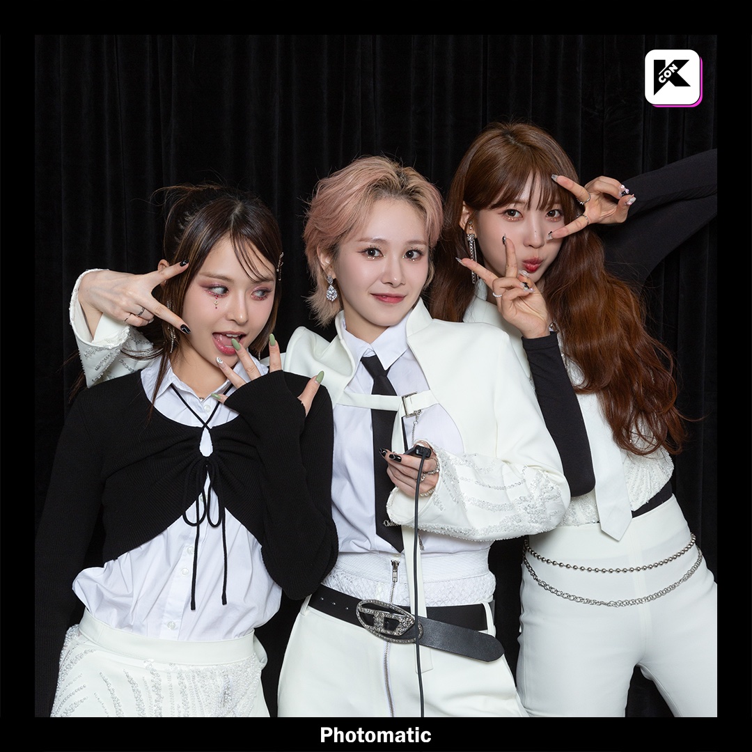 kconsaudiarabia's tweet photo. 💘#EVERGLOW's Special Photo 📷✨
 w/ @photomatic_real
It only took few frames to bring back unforgettable memories 

@EVERGLOW_twt
#KCONSAUDIARABIA2023
💚10/6 ~ 10/7
✨Let’s #KCON ! https://t.co/2Dx0GsbBuT
