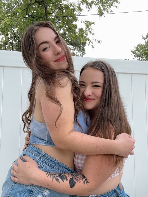 guess who's taller! https://t.co/3ntGYJ81UP