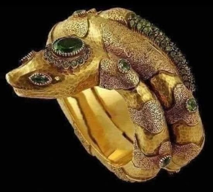 Kral Tutankhamon'un yaklaşık 4.000 yıllık koleksiyonundan bir yüzük.
Bu, harika detayları sahip çok küçük bir yüzük.
Günümüzde bir kopyasını yapabilmek için, ileri dijital teknoloji ve modern lazer oyma makinesi kullanmamız gerekecektir.