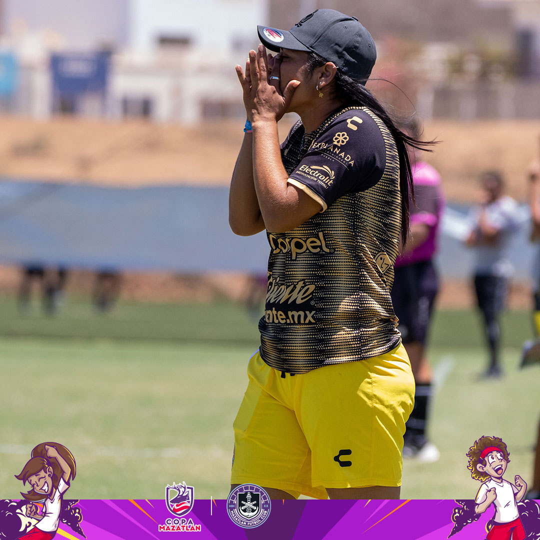 CopaMazatlan's tweet photo. 𝐄𝐥 𝐞𝐧𝐭𝐫𝐞𝐧𝐚𝐝𝐨𝐫 𝐠𝐮í𝐚 𝐞𝐥 𝐜𝐚𝐦𝐢𝐧𝐨 𝐡𝐚𝐜𝐢𝐚 𝐥𝐚 𝐠𝐫𝐚𝐧𝐝𝐞𝐳𝐚 😎⚽️👏
.
22 edición Copa Mazatlán / Mazatlán F.C. 𝗡𝗢𝗩𝗜𝗘𝗠𝗕𝗥𝗘 𝟮𝟬𝟮𝟯 🏟️🐙🏴‍☠️⚽️
.
#CopaMazatlán #mazatlánfc #fútbol https://t.co/Qm3hRPLnZM