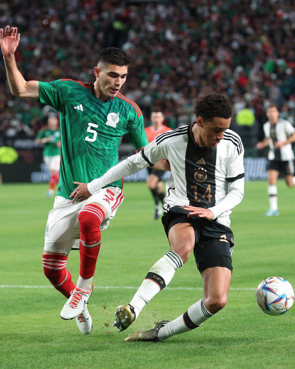 المكسيك، أصبح جمال موسيالا أصغر لاعب في المنتخب الألماني برصيد 25 مباراة دولية بعمر 20 عامًا و234 يومًا. وكان لوكاس بودولسكي يحمل الرقم القياسي سابقًا (20 عامًا و363 يومًا).