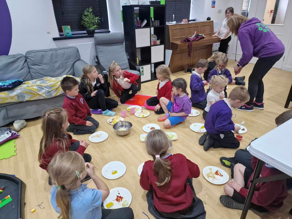 LiveWell_NE's tweet photo. Tonight in Live Well Kids funded by @ChiIdreninNeed we got our bodies moving and loved being active then came together for a healthy snack and talking about things that we are grateful for! @IAmChrisRamsey #childrensmentalhealth #livewell #livestong #Durham https://t.co/lVm0K6JBky