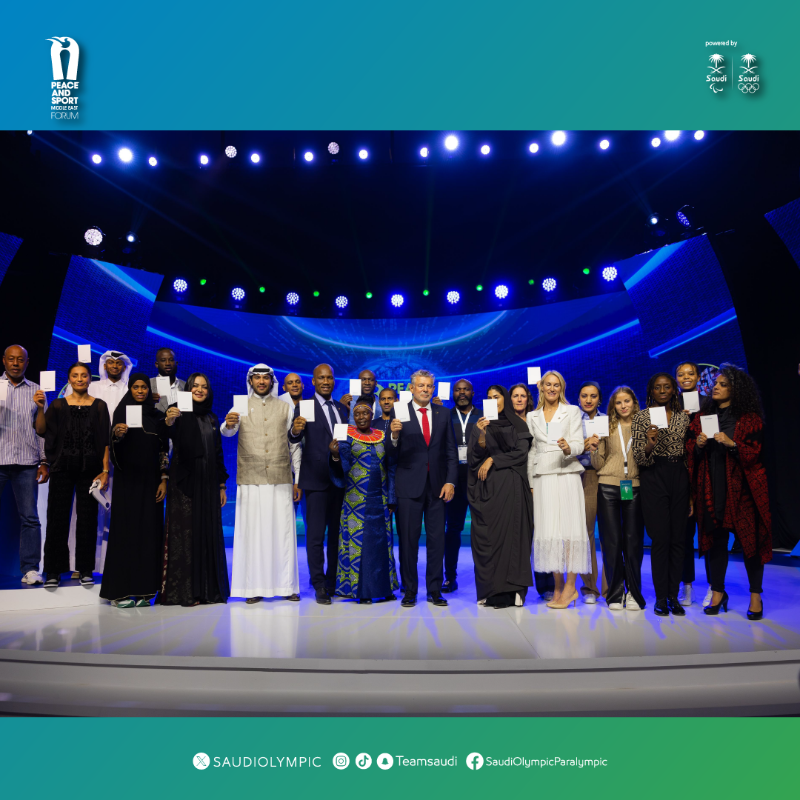 TeamSaudi's tweet photo. - سمو الرئيس @AbdulazizTF يفتتح منتدى الرياضة والسلام  🕊️
- بحضـور أميـر موناكـو 🇲🇨
- 8 جلسـات حواريـة 🎙️
- البطـاقة البيضـاء ◻️

📰| إليكم نشرة اليوم الختامية لمنتدى الشرق الأوسط للرياضة والسلام المقام في الرياض

- التفــاصيــــل 👇