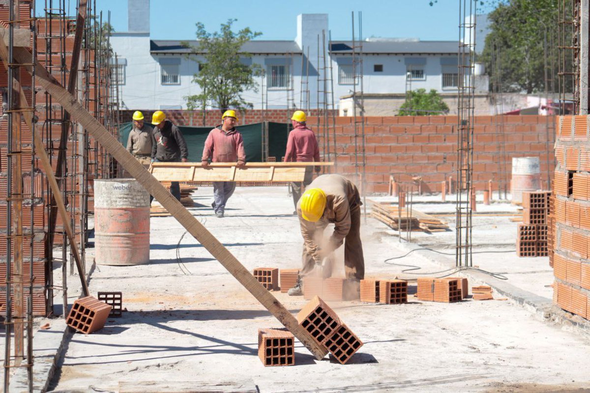 pacoduranona's tweet photo. Lo empujamos con @Aguscasares1984 y el equipo de @unionxareco y hoy el edificio de la Escuela Secundaria 4 está en plena construcción para que los chicos y chicas tengan su propio lugar. https://t.co/Y9NFtuusmE
