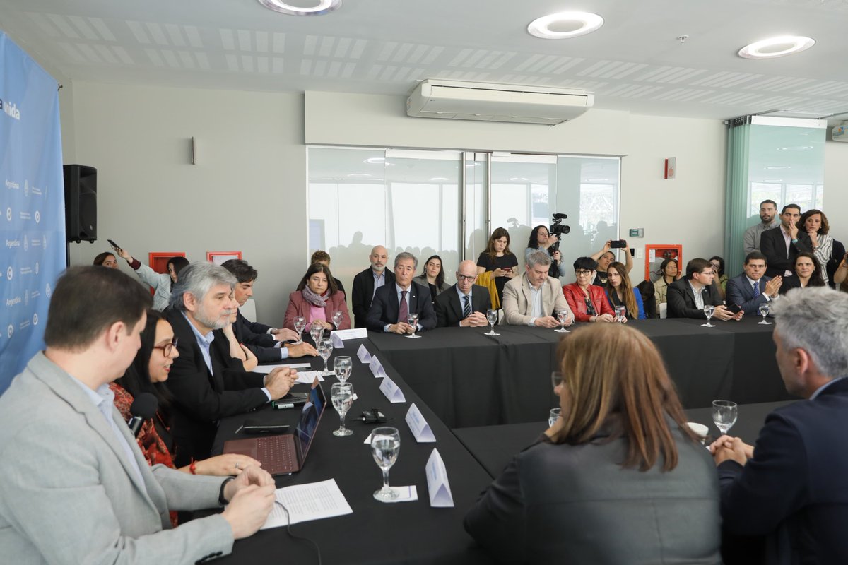Fue aprobada por <a href="/ANMATsalud/">ANMAT</a> y presentamos la concreción de la primera vacuna realizada íntegramente en el país: la vacuna argentina “ARVAC Cecilia Grierson”, para refuerzo contra COVID-19.  Servirá para abastecer al territorio nacional, exportar a otros países y de plataforma