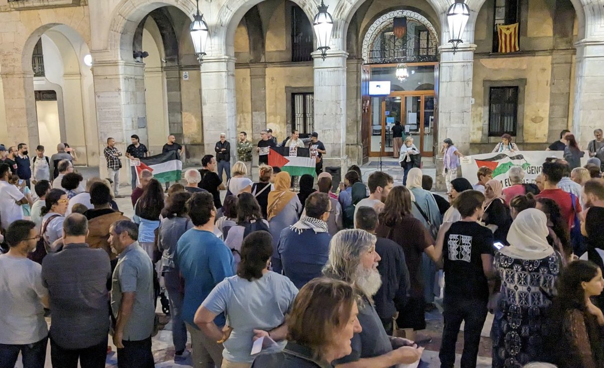 adriaguevara_'s tweet photo. Concentració de suport al poble palestí avui a Vilanova i la Geltrú.

Perquè la població civil, els hospitals, les escoles i els corredors humanitaris no poden ser objectius militars, la comunitat internacional no pot seguir assistint a aquesta barbàrie. #NoEnElMeuNom https://t.co/5bTSanvegF