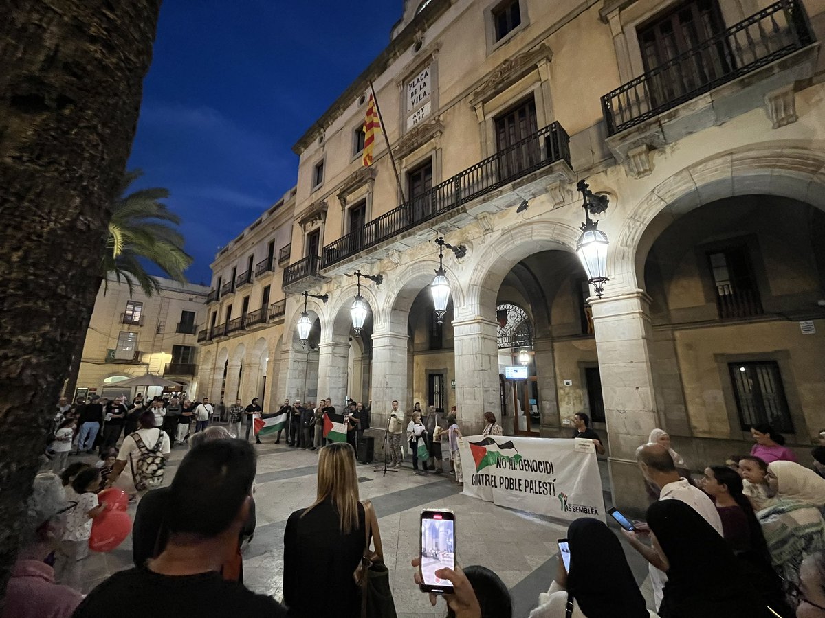 adriaguevara_'s tweet photo. Concentració de suport al poble palestí avui a Vilanova i la Geltrú.

Perquè la població civil, els hospitals, les escoles i els corredors humanitaris no poden ser objectius militars, la comunitat internacional no pot seguir assistint a aquesta barbàrie. #NoEnElMeuNom https://t.co/5bTSanvegF