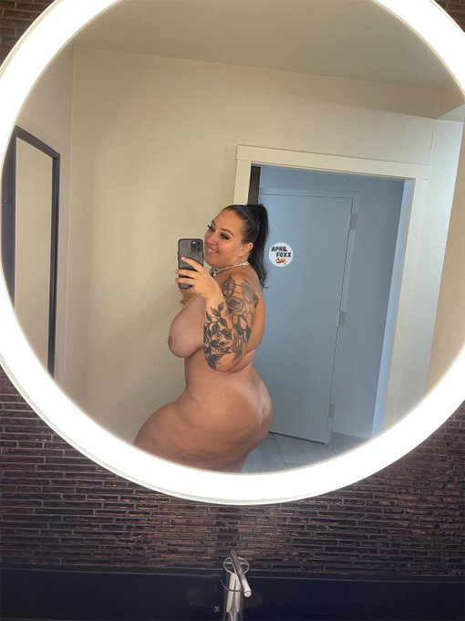 2 pic. Do you like slim thick girls? ? https://t.co/hRbA3KAiFS
