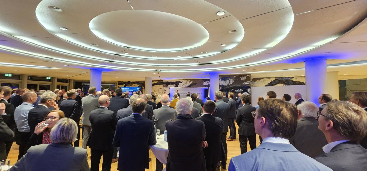 Ein besonders gut besuchter parlamentarischer Abend des VCI #NRW in schwierigen Zeiten. Die Einsicht, dass Industrie einen Brückenstrompreis braucht,  war spürbar. Nun muss noch Berlin überzeugt werden.  Dank an Ministerin <a href="/MonaNeubaur/">Mona Neubaur</a> für klare Worte und ihre Unterstützung.