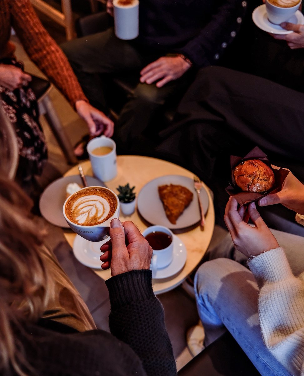 CaffeArtigiano's tweet photo. It's a stay inside and drink PSL all day kind of day.
#myArtigiano #PSL #pumpkinspicelatte #coffeeshop #letshavecoffee https://t.co/iEZjJJu5k8
